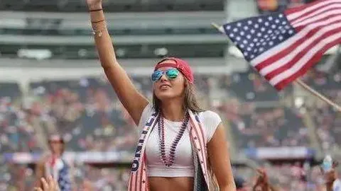 英博赛事夜遇大雪，清晨球场启动除雪作业