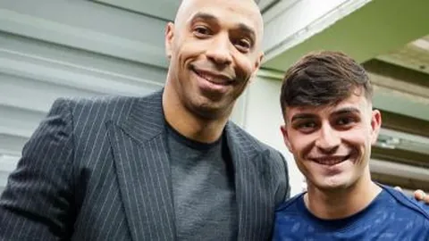 哈尔滨亚冬会火炬传递盛大开启，申雪点燃首棒，龙视新闻晚间报道揭晓